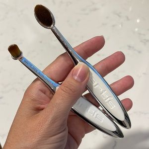 Artís circle 1 and oval 4 makeup brushes